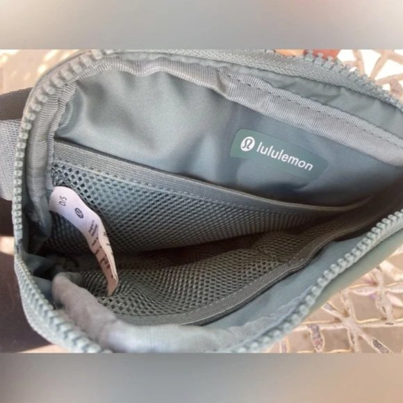 NWT lululemon Everywhere Belt Bag 1L in Teal - Picture 4 of 5